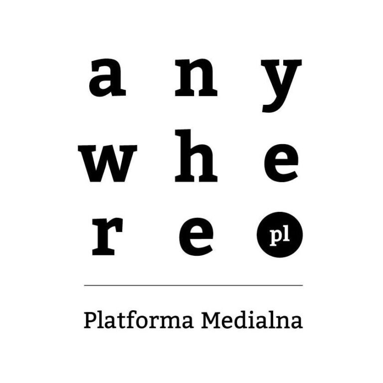 Zdjęcie przedstawia logo firmy Anywhere.pl Składa się ono z stylizowanego napisu 'Anywhere Platforma Medialna', pisany jest czcionką w kolorze czarnym na białym tle.